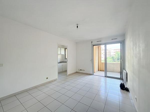 CAGNES SUR MER (Val Fleuri)  / 2 pièces de 36m² avec terrasse, pkg et cave.