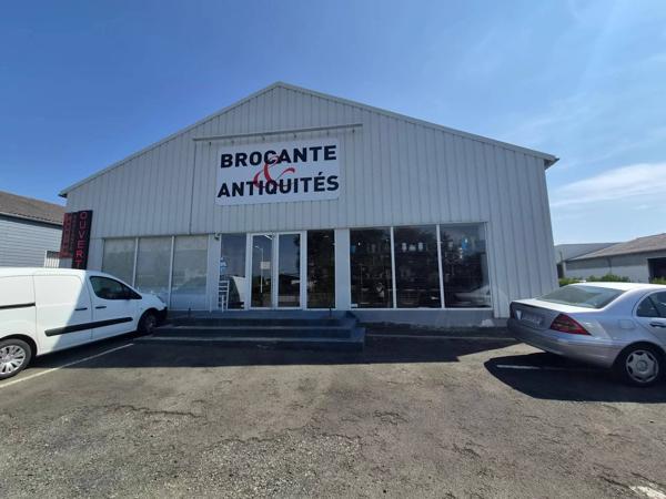 BONCHAMPS LES LAVAL BATIMENT DE 630 M2 BORDURE DE ROUTE  DPARTEMENTALE AVEC PARKING LIBRE DE LOCATAIRE