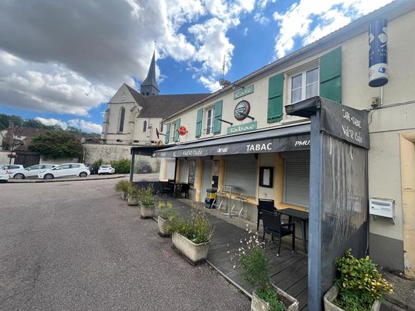 Mur d'un commerce loué située dans le beau villlage de Guerville
