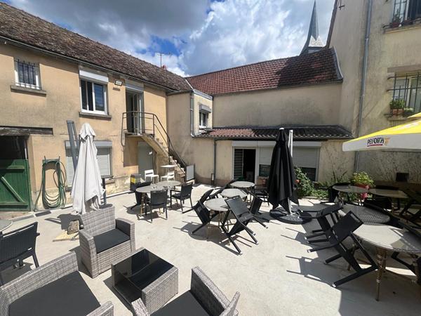 Mur d'un commerce loué située dans le beau villlage de Guerville