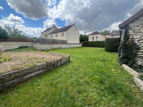 Mur d'un commerce loué située dans le beau villlage de Guerville