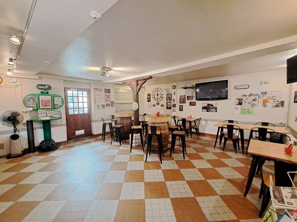 Mur d'un commerce loué située dans le beau villlage de Guerville