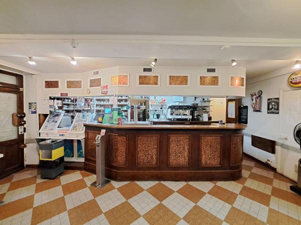 Mur d'un commerce loué située dans le beau villlage de Guerville