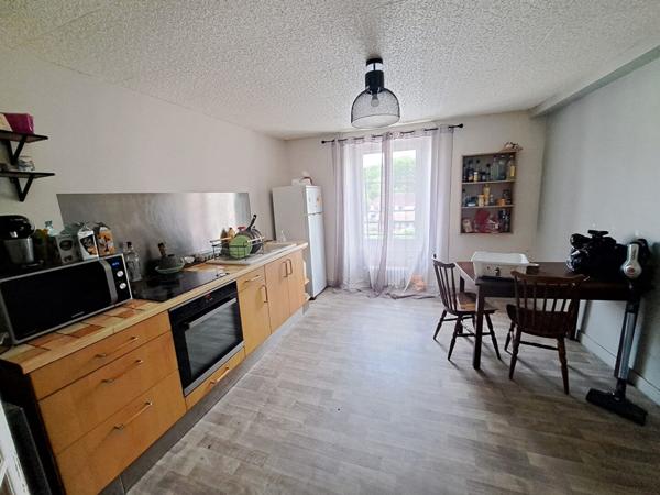 Mur d'un commerce loué située dans le beau villlage de Guerville