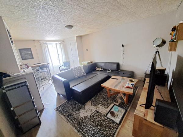 Mur d'un commerce loué située dans le beau villlage de Guerville