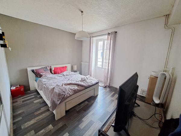 Mur d'un commerce loué située dans le beau villlage de Guerville