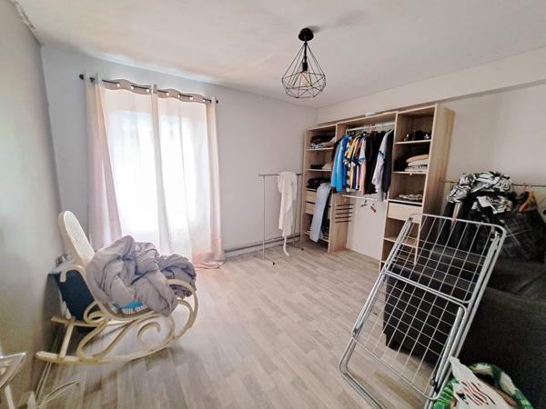 Mur d'un commerce loué située dans le beau villlage de Guerville