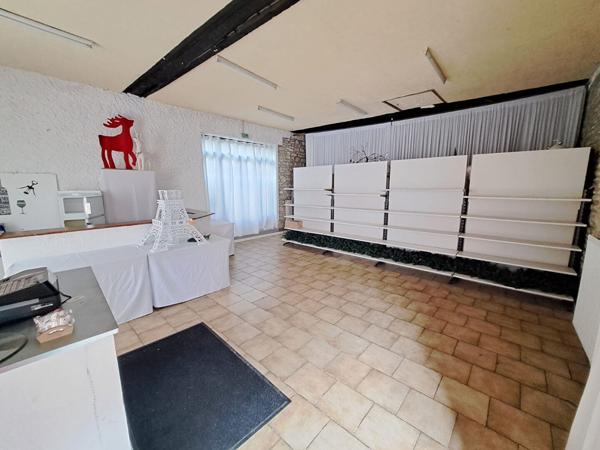 Mur d'un commerce loué située dans le beau villlage de Guerville