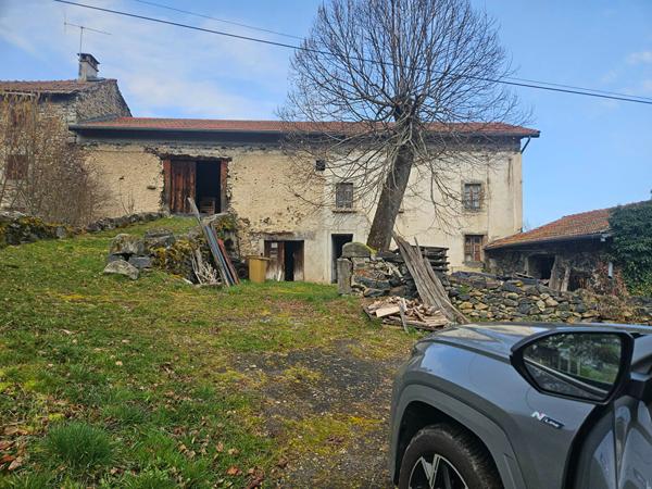 SOUS OFFRE EXCLUSIVITE ! Hameau de Retournac Ancien corps de ferme à rénover sur 1500 m2  de terrain