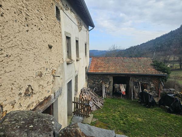 SOUS OFFRE EXCLUSIVITE ! Hameau de Retournac Ancien corps de ferme à rénover sur 1500 m2  de terrain