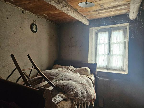 SOUS OFFRE EXCLUSIVITE ! Hameau de Retournac Ancien corps de ferme à rénover sur 1500 m2  de terrain