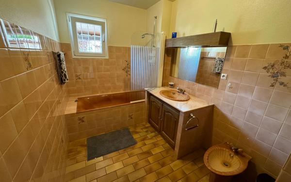 Maison à vendre    6 pièces •  Montagnac-Montpezat