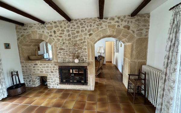 Maison à vendre    6 pièces •  Montagnac-Montpezat