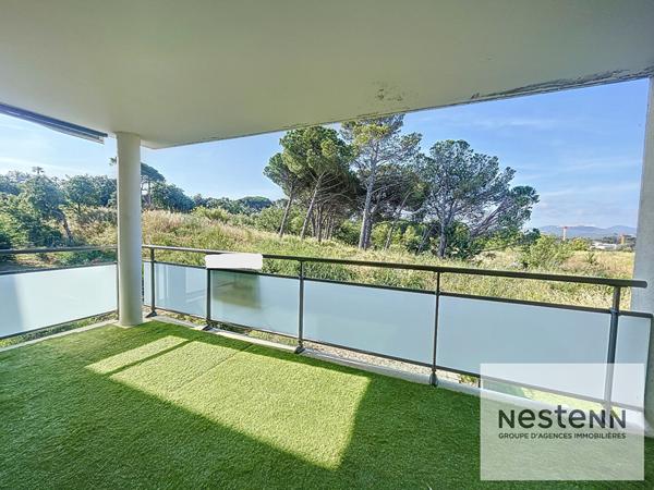 Fréjus - T3 lumineux avec grande terrasse, garage et parking privé, au calme absolu