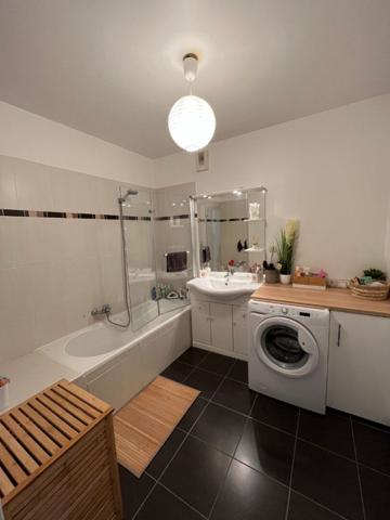 Fréjus - T3 lumineux avec grande terrasse, garage et parking privé, au calme absolu