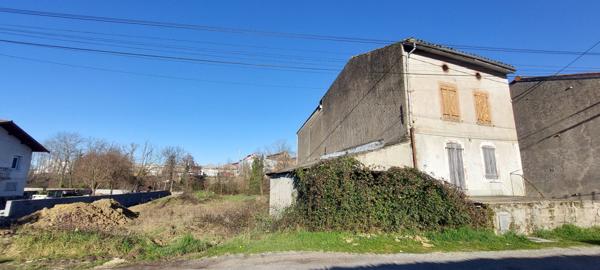 A VENDRE PAMIERS MAISON A RENOVER ENTIEREMENT AVEC GRAND TERRAIN