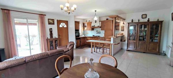 Maison 3 faces de plain pied , jardin et garage