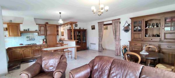 Maison 3 faces de plain pied , jardin et garage