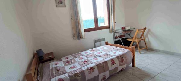 Maison 3 faces de plain pied , jardin et garage