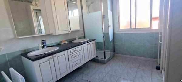 Maison 3 faces de plain pied , jardin et garage