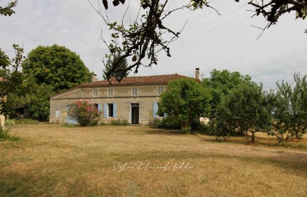 AUTHENTIQUE LONGERE CHARENTAISE AVEC DEPENDANCES, GRAND TERRAIN ET TERRAIN CONSTRUCTIBLE EN OPTION