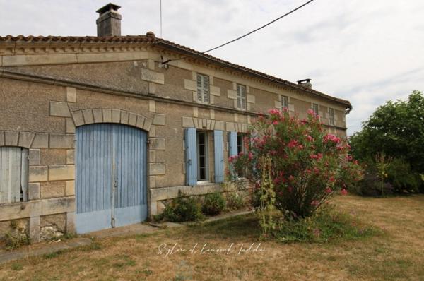 AUTHENTIQUE LONGERE CHARENTAISE AVEC DEPENDANCES, GRAND TERRAIN ET TERRAIN CONSTRUCTIBLE EN OPTION