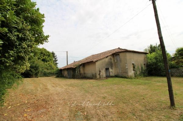 AUTHENTIQUE LONGERE CHARENTAISE AVEC DEPENDANCES, GRAND TERRAIN ET TERRAIN CONSTRUCTIBLE EN OPTION