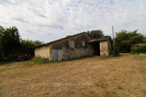 AUTHENTIQUE LONGERE CHARENTAISE AVEC DEPENDANCES, GRAND TERRAIN ET TERRAIN CONSTRUCTIBLE EN OPTION