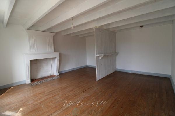 AUTHENTIQUE LONGERE CHARENTAISE AVEC DEPENDANCES, GRAND TERRAIN ET TERRAIN CONSTRUCTIBLE EN OPTION