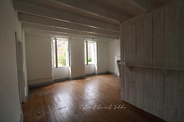 AUTHENTIQUE LONGERE CHARENTAISE AVEC DEPENDANCES, GRAND TERRAIN ET TERRAIN CONSTRUCTIBLE EN OPTION