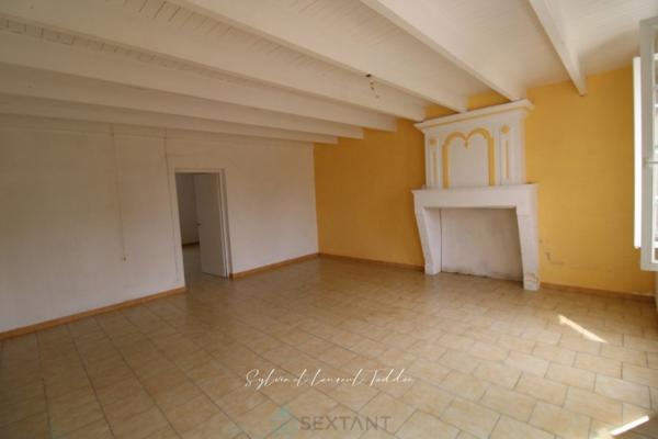 AUTHENTIQUE LONGERE CHARENTAISE AVEC DEPENDANCES, GRAND TERRAIN ET TERRAIN CONSTRUCTIBLE EN OPTION