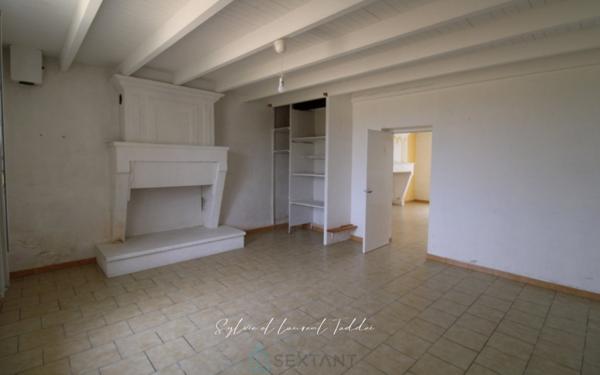 AUTHENTIQUE LONGERE CHARENTAISE AVEC DEPENDANCES, GRAND TERRAIN ET TERRAIN CONSTRUCTIBLE EN OPTION