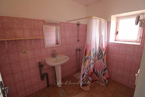 AUTHENTIQUE LONGERE CHARENTAISE AVEC DEPENDANCES, GRAND TERRAIN ET TERRAIN CONSTRUCTIBLE EN OPTION