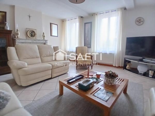 CORPS DE FERME EN SEMI PLAIN PIED AVEC PATURE, HANGAR ET STALLES - 8 PIECES PRINCIPALES - COUR INTERIEURE