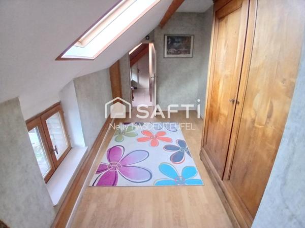 CORPS DE FERME EN SEMI PLAIN PIED AVEC PATURE, HANGAR ET STALLES - 8 PIECES PRINCIPALES - COUR INTERIEURE