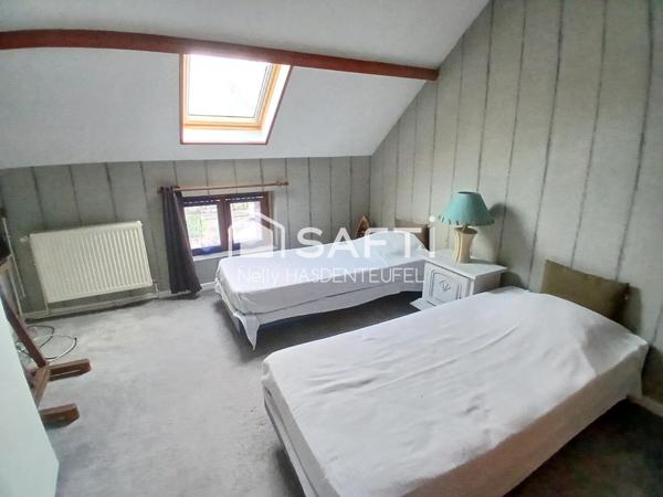 CORPS DE FERME EN SEMI PLAIN PIED AVEC PATURE, HANGAR ET STALLES - 8 PIECES PRINCIPALES - COUR INTERIEURE