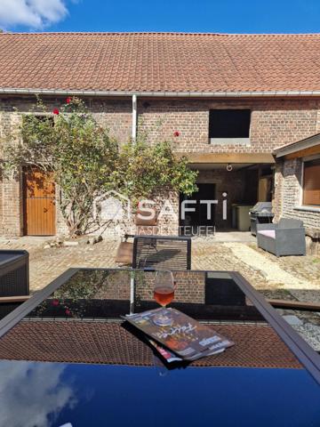 CORPS DE FERME EN SEMI PLAIN PIED AVEC PATURE, HANGAR ET STALLES - 8 PIECES PRINCIPALES - COUR INTERIEURE