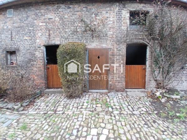 CORPS DE FERME EN SEMI PLAIN PIED AVEC PATURE, HANGAR ET STALLES - 8 PIECES PRINCIPALES - COUR INTERIEURE