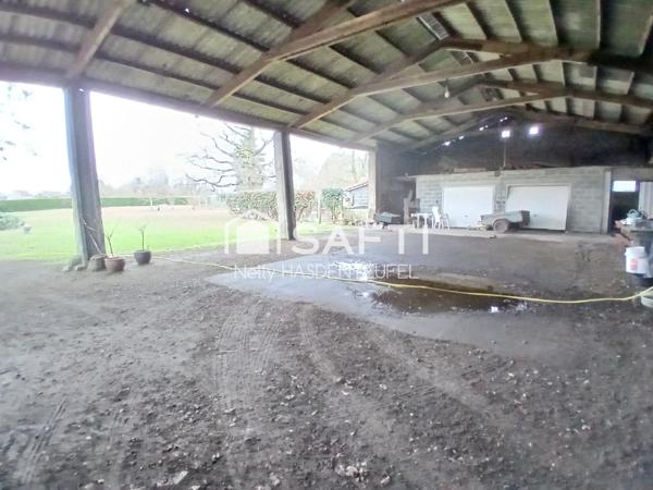 CORPS DE FERME EN SEMI PLAIN PIED AVEC PATURE, HANGAR ET STALLES - 8 PIECES PRINCIPALES - COUR INTERIEURE