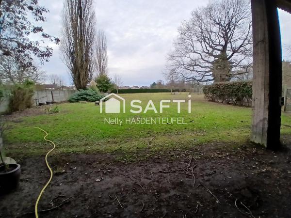 CORPS DE FERME EN SEMI PLAIN PIED AVEC PATURE, HANGAR ET STALLES - 8 PIECES PRINCIPALES - COUR INTERIEURE