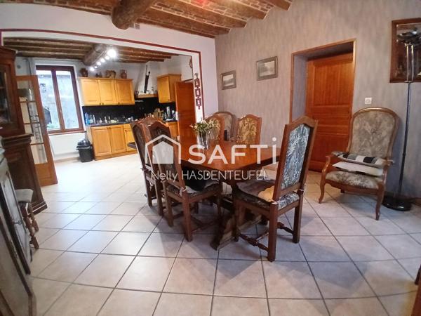 CORPS DE FERME EN SEMI PLAIN PIED AVEC PATURE, HANGAR ET STALLES - 8 PIECES PRINCIPALES - COUR INTERIEURE