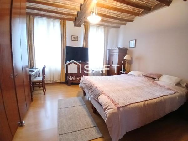 CORPS DE FERME EN SEMI PLAIN PIED AVEC PATURE, HANGAR ET STALLES - 8 PIECES PRINCIPALES - COUR INTERIEURE