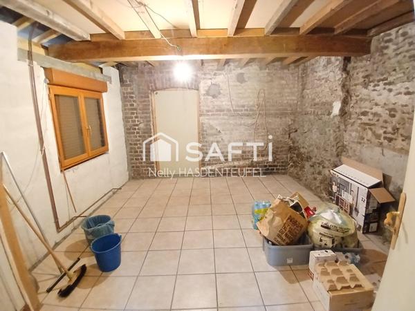 CORPS DE FERME EN SEMI PLAIN PIED AVEC PATURE, HANGAR ET STALLES - 8 PIECES PRINCIPALES - COUR INTERIEURE