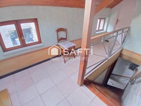 CORPS DE FERME EN SEMI PLAIN PIED AVEC PATURE, HANGAR ET STALLES - 8 PIECES PRINCIPALES - COUR INTERIEURE