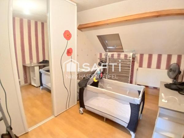 CORPS DE FERME EN SEMI PLAIN PIED AVEC PATURE, HANGAR ET STALLES - 8 PIECES PRINCIPALES - COUR INTERIEURE