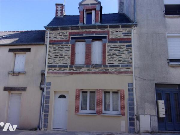 CARENTOIR, maison de bourg à finir de rénover.