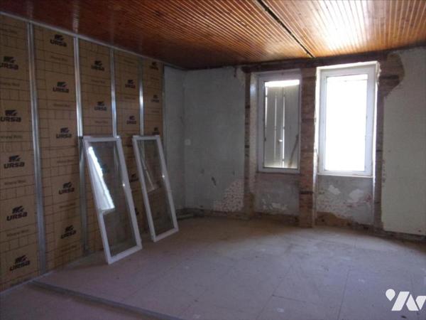 CARENTOIR, maison de bourg à finir de rénover.