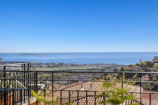 RIVIERA GOLF ! Magnifique 3 pièces avec 2 parkings et une cave !