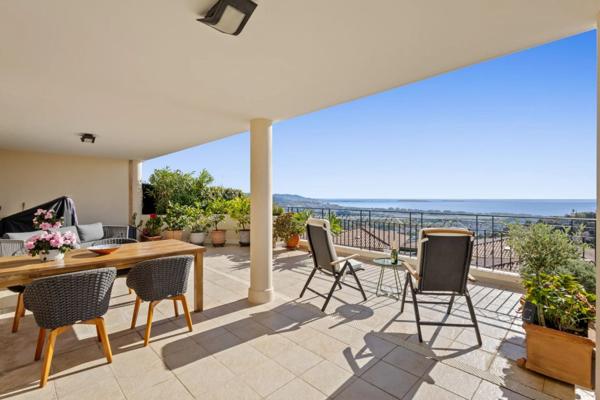 RIVIERA GOLF ! Magnifique 3 pièces avec 2 parkings et une cave !