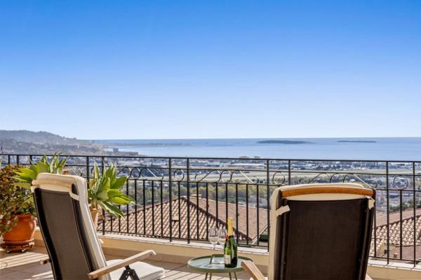 RIVIERA GOLF ! Magnifique 3 pièces avec 2 parkings et une cave !